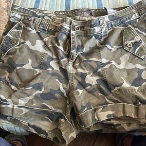 TORRID Shorts Womens Size 18 Green Camo Military Stretch Twill Mid-Rise Short